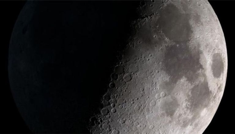 وجه القمر المظلم يختلف عن تكوين الوجه المضيء