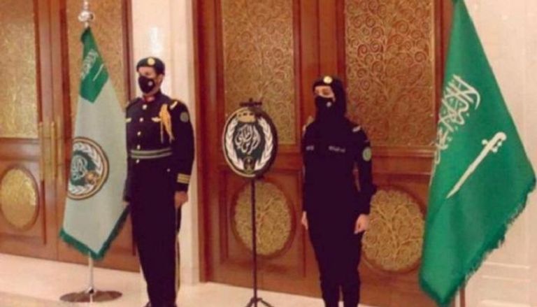 الصورة المتداولة لسيدة في الحرس الملكي السعودي