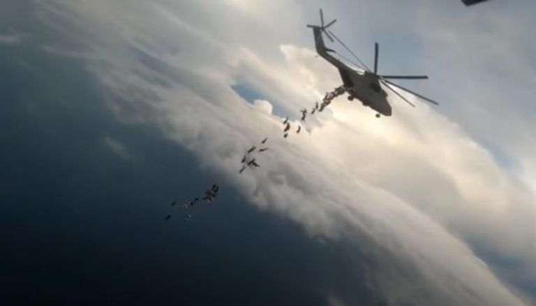 مظليون يقفزون من إحدى المروحيات