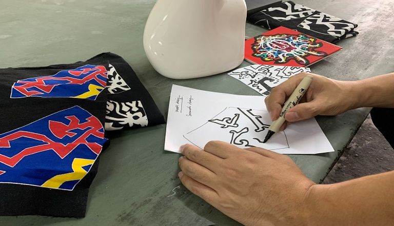 كمامات بأشكال متنوعة في إندونيسيا 