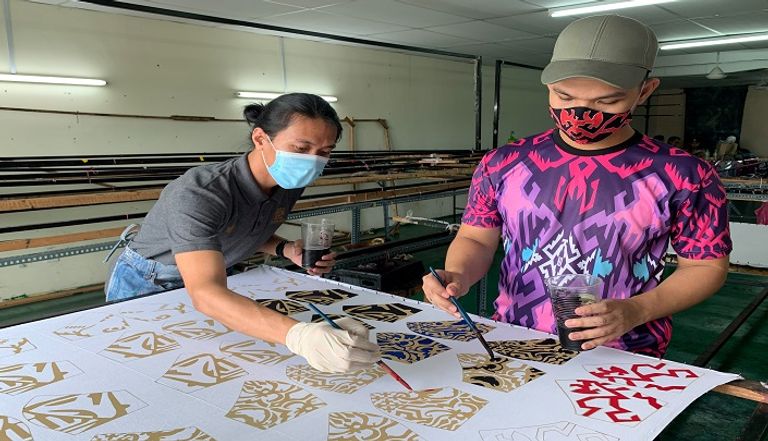 كمامات بأشكال متنوعة في إندونيسيا 