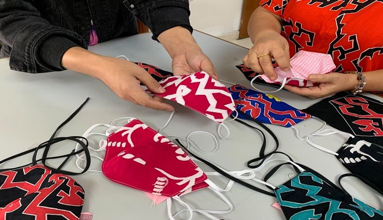 كمامات بأشكال متنوعة في إندونيسيا 