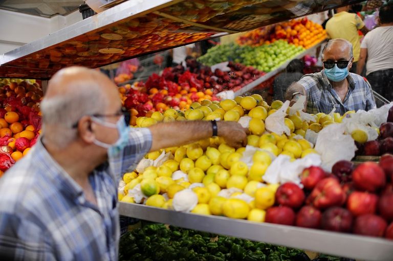 امرأة تتلقى تطعيما للوقاية من كورونا