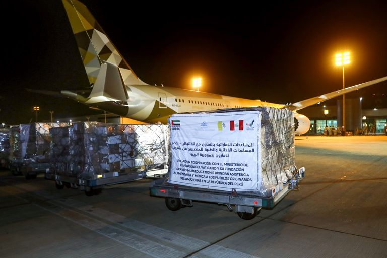 الطائرة تحتوي على 15 طنا من المساعدات الطبية والغذائية