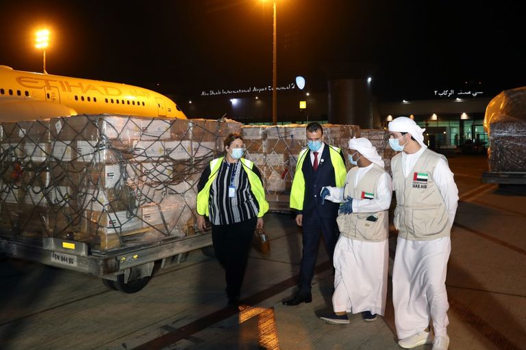 الطائرة تحتوي على 15 طنا من المساعدات الطبية والغذائية