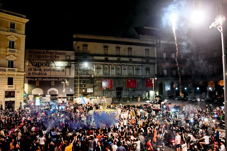 أحد سكان المجمع السكني يلقي كرسيا على المتظاهرين أسفل المبنى