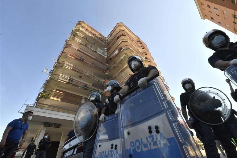 أحد سكان المجمع السكني يلقي كرسيا على المتظاهرين أسفل المبنى