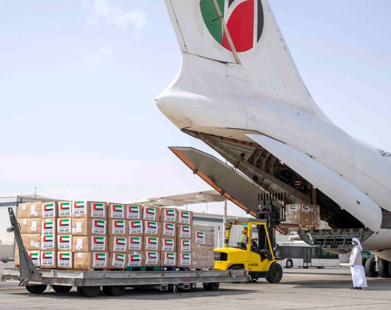 جانب من المساعدات الإماراتية خلال عملية الشحن