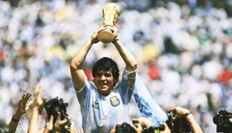 مارادونا يرفع كأس العالم 1986