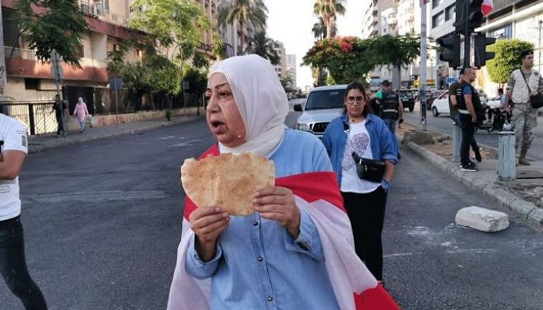 محتجون حملوا أرغفة الخبز في لبنان