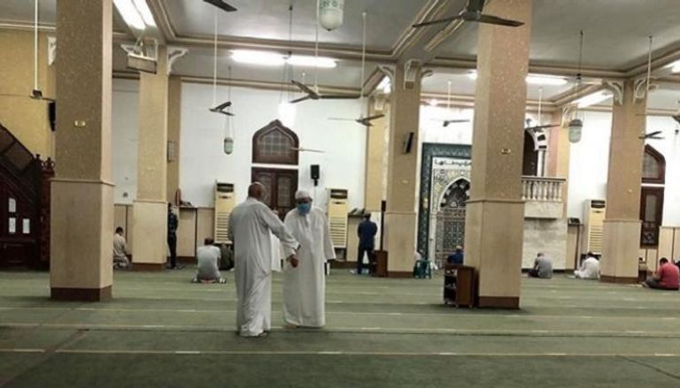  المصلون يعودون إلى المسجد 
