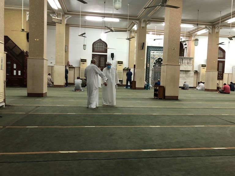 السلام بالكوع في أحد المساجد المصرية عقب قرار فتح المساجد 