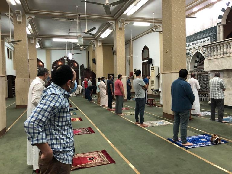 صلاة الفجر في أحد المساجد المصرية والالتزام بالتباعد وارتداء الكمامة للوقاية من كوفيد-19
