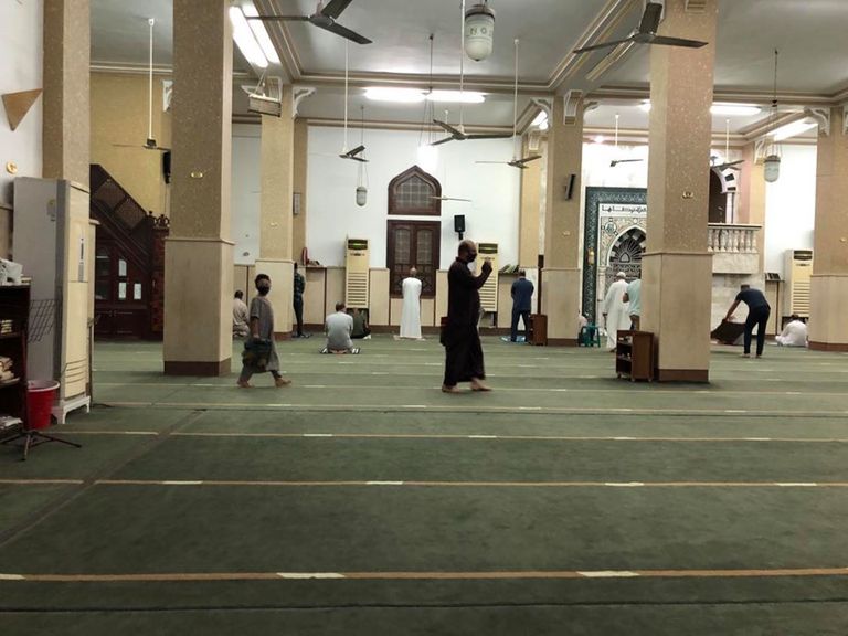 صلاة الفجر في أحد المساجد المصرية والالتزام بالتباعد وارتداء الكمامة للوقاية من كوفيد-19