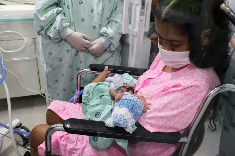 ديانا أنجولا تداعب قدم طفلها جيفرسون