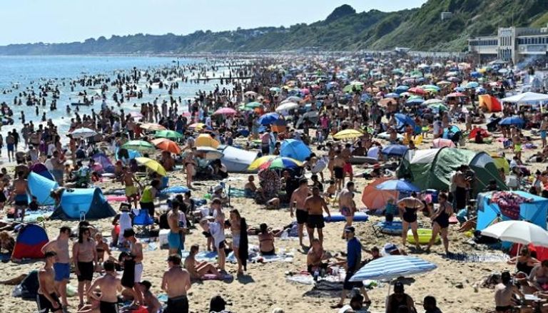 حشود ضخمة في شواطئ بريطانيا رغم كورونا