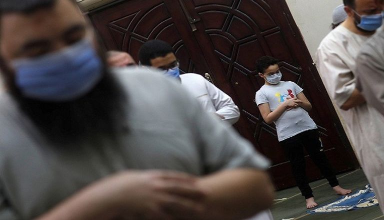 صلاة الفجر في أحد المساجد المصرية والالتزام بالتباعد وارتداء الكمامة للوقاية من كورونا