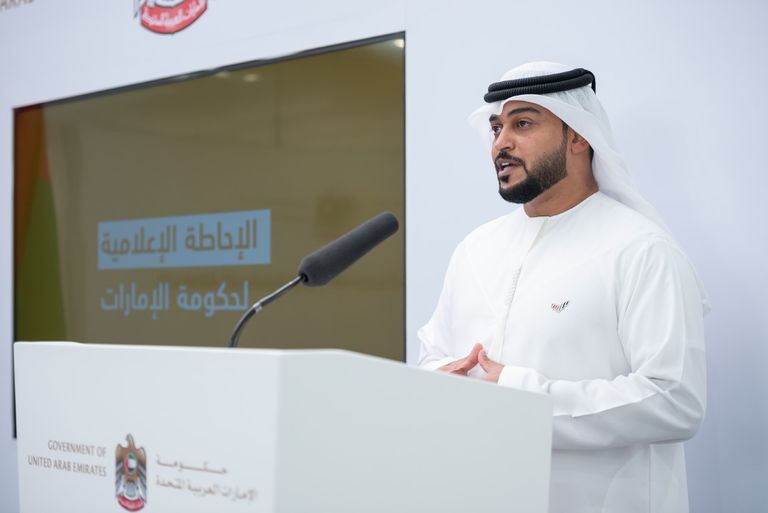 أناس يشاهدون إعلانات عروض سينمائية في مركز تجاري بدبي