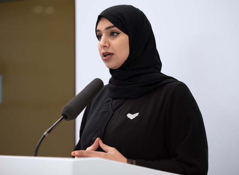 أناس يشاهدون إعلانات عروض سينمائية في مركز تجاري بدبي