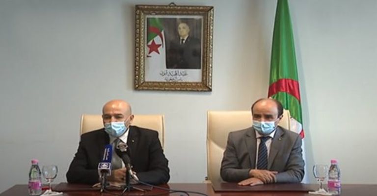 لحظة تسلم سمير شعابنة حقيبة الوزارة المنتدبة للجالية من الوزير السابق سمير شعابنة الوزير الجزائري المقال من منصبه بسبب جنسيته الثانية