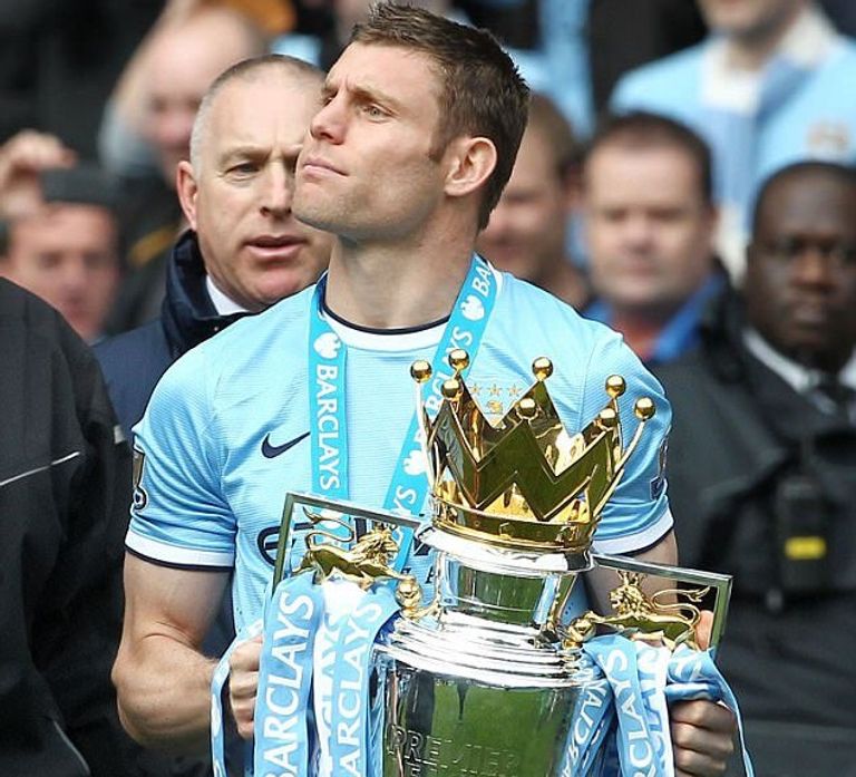 جيمس ميلنر يحمل كأس الدوري الإنجليزي بقميص مانشستر سيتي جيمس ميلنر نجم ليفربول