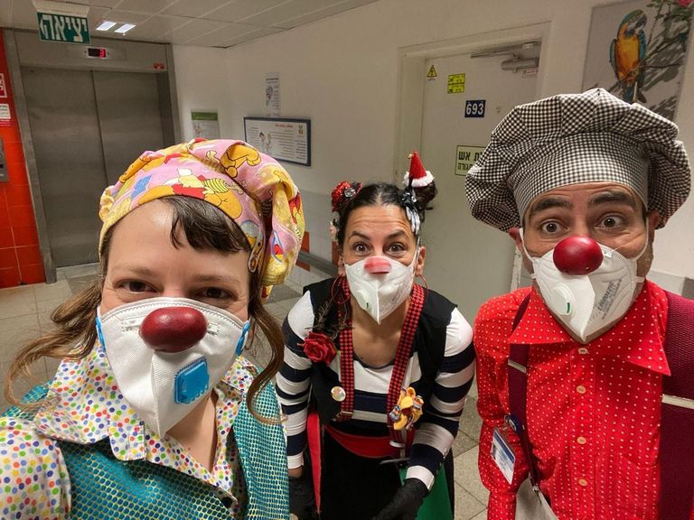 المهرجون يتعايشون مع