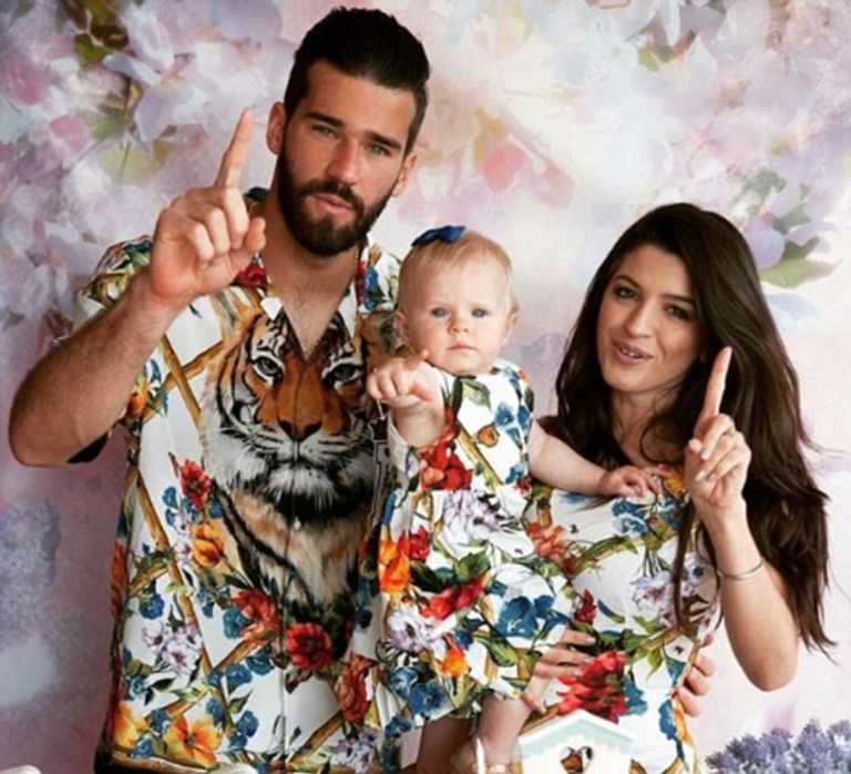 أليسون بيكر حارس ليفربول وزوجته فريق ليفربول