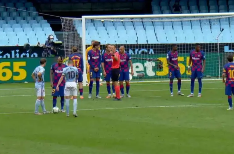 ياجو أسباس وأرتورو فيدال قبل كرة الهدف أرتورو فيدال لاعب وسط برشلونة