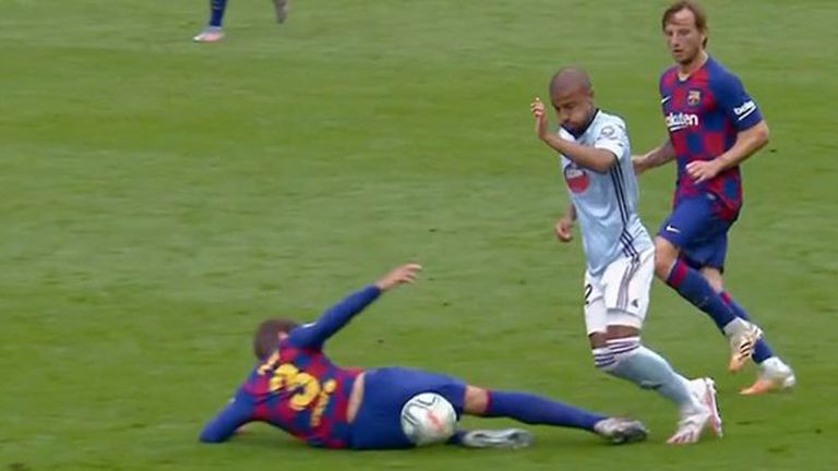 تدخل رافينيا على بيكيه جيرارد بيكيه مدافع برشلونة