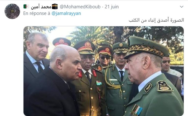 جزائريون يعيدون نشر صور مشاركة وفد عسكري مصري كبير في جنازة قائد الجيش الجزائري السابق جمال ريان مذيع قناة الجزيرة القطرية