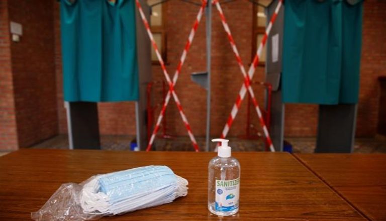 استعدادات طبية ووقائية داخل اللجان الانتخابية في فرنسا - رويترز