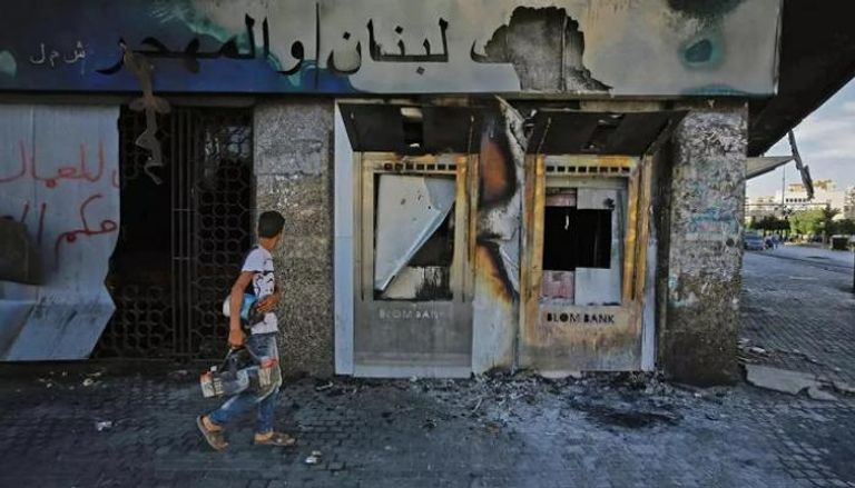 فرع لمصرف لبناني أحرق من قبل محتجين شمال لبنان