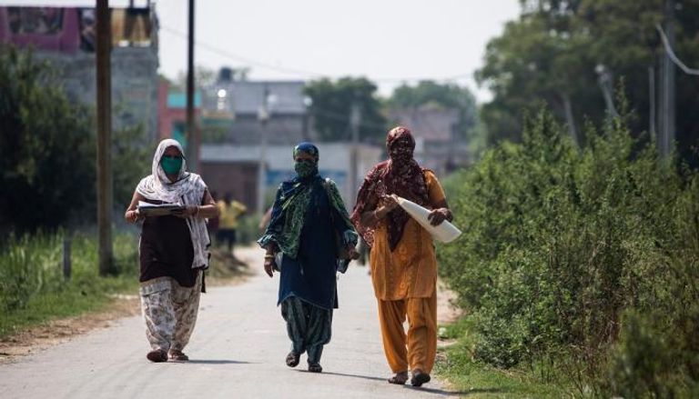 النساء يعملن في الخطوط الأمامية للمعركة ضد كورونا بالهند