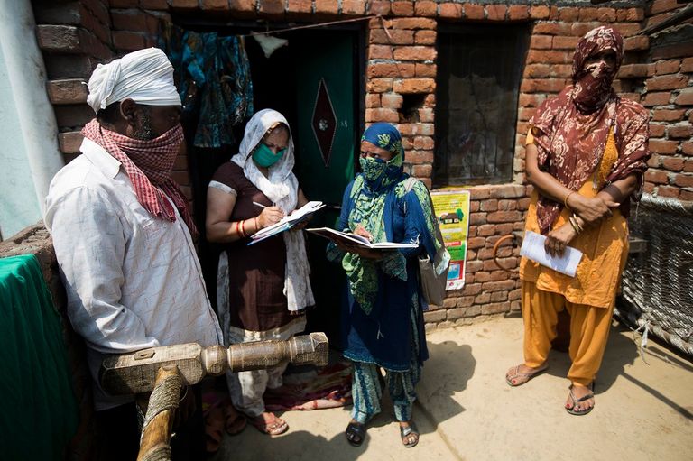 النساء يعملن في الخطوط الأمامية للمعركة ضد كورونا بالهند