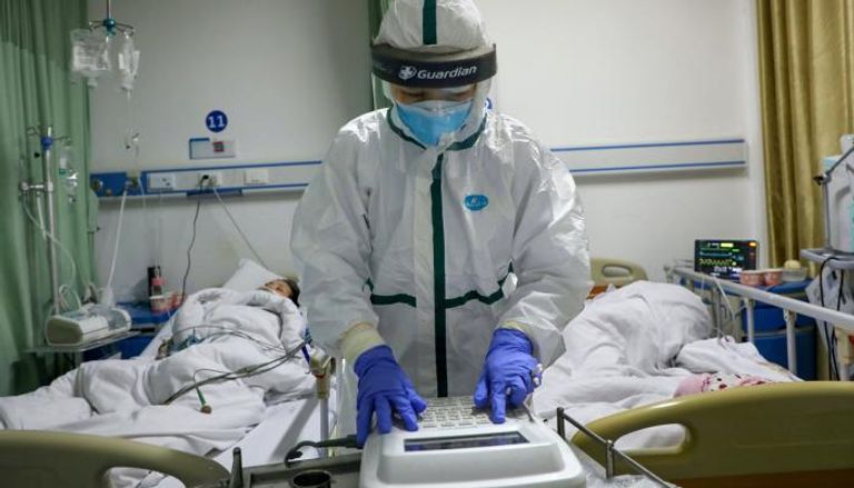 طبيب يعلاح الأطفال من وباء كورونا
