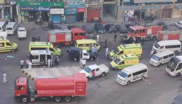 سيارات الإسعاف والإطفاء أمام المستشفى
