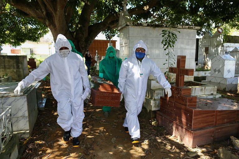 فتاتان تجلسان على مقعد يطل على دار أوبرا سيدني