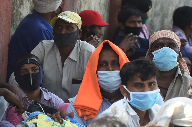 فتاتان تجلسان على مقعد يطل على دار أوبرا سيدني