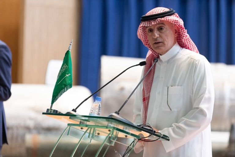 الجبير وبراين هوك في المؤتمر وخلفهما بقايا الأسلحة الحوثية