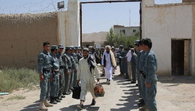 سجناء من طالبان خلال الإفراج عنهم في وقت سابق