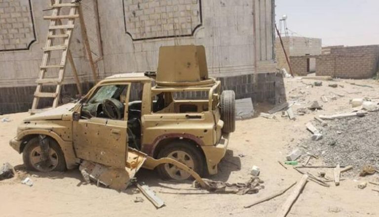 آلية عسكرية تابعة لخلية الحوثي بعد تدميرها 