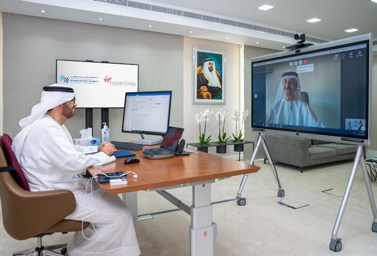 الدكتور سلطان أحمد الجابر، وزير دولة رئيس مجلس أمناء جامعة محمد بن زايد للذكاء الاصطناعي الدكتور سلطان أحمد الجابر يوقع الاتفاقية