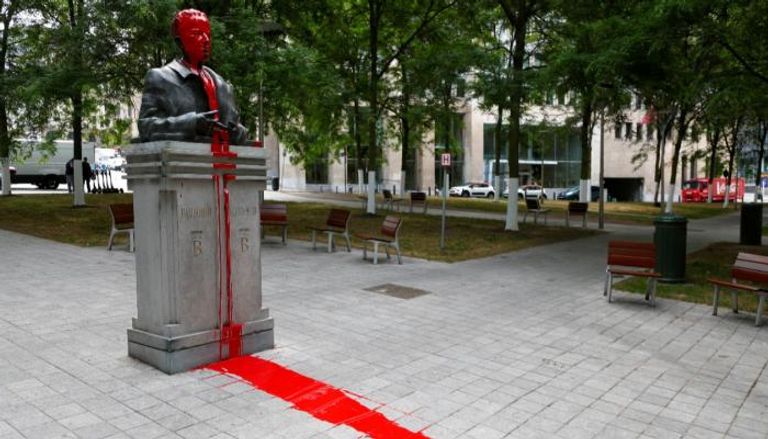 تمثال للملك البلجيكي السابق مغطى بطلاء أحمر في بروكسل