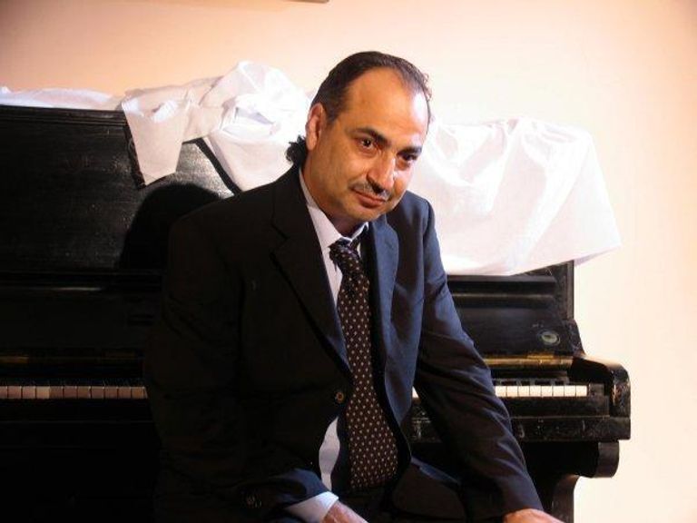 الممثل المصري، أحمد كمال الزوج السابق للفنانة المصرية عبلة كامل