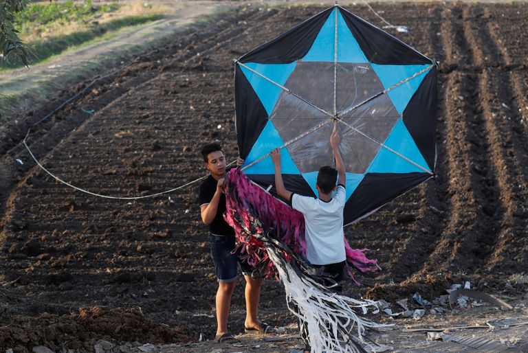 طفلان مصريان يحاولان تحليق طائرة ورقية في إحدى قرى مصر