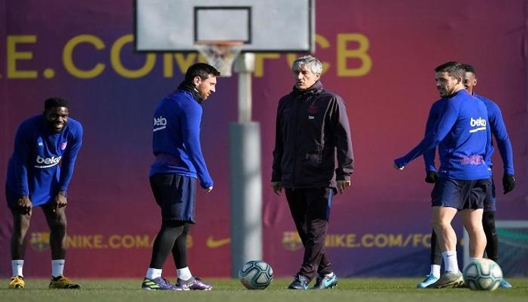 كيكي سيتين مدرب برشلونة مع لاعبي الفريق دييجو سيميوني مدرب أتلتيكو مدريد