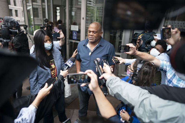 أفراد من أسرة فلويد ضحية عنف الشرطة الضباط الأربعة المتهمون بقتل فلويد