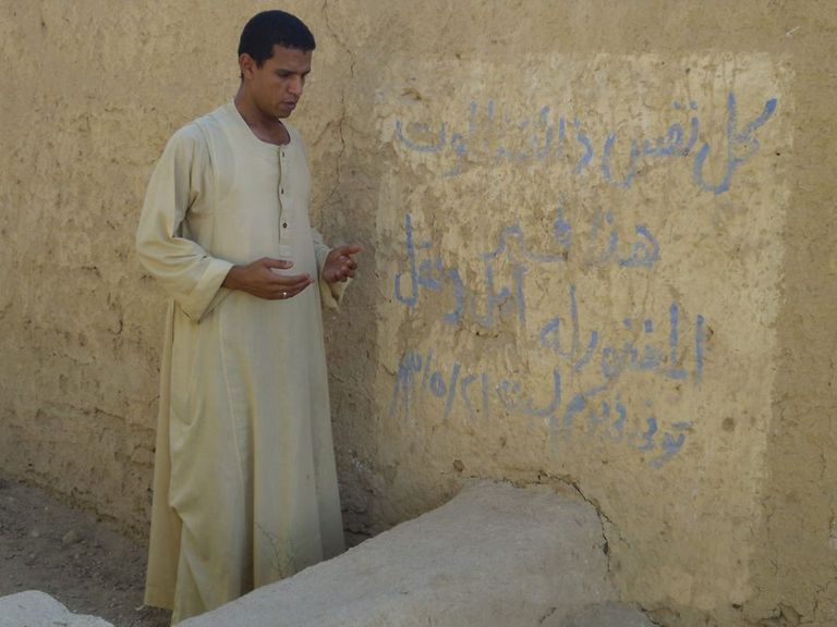 صورة نشرتها صحيفة الأهرام المصرية لقبر أمل دنقل الشاعر المصري أمل دنقل