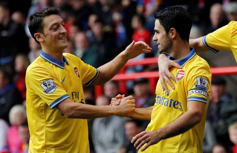 مايكل أرتيتا مدرب أرسنال ولاعبه مسعود أوزيل