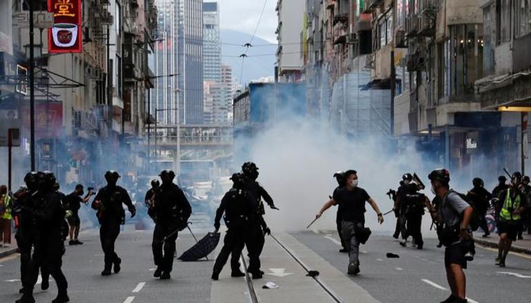 قوات الأمن في هونج كونج تفرق محتجين 